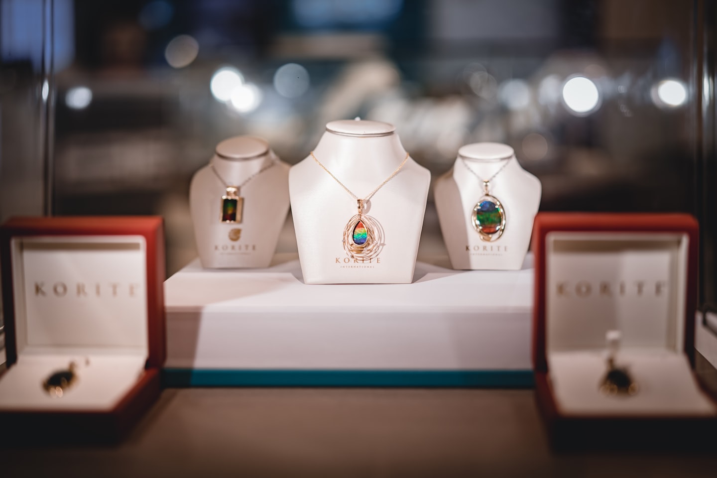 Colgantes con piedras de colores en una vitrina